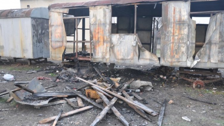 В този фургон са изгорели трите деца. Снимка: БТА