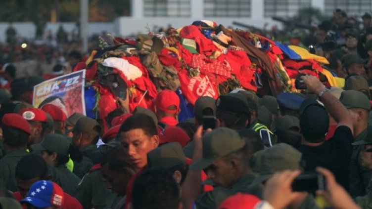 Стотици хиляди съпровождаха ковчега с тленните останки на Чавес по улиците на Каракас. Снимка: Reuters