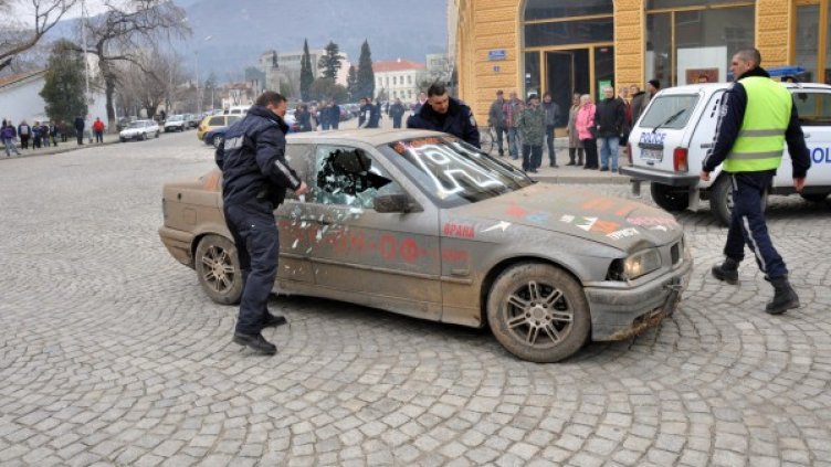 Полицаи разбиха прозорците на колата, за да изкарат мъжа от нея. Снимка: БТА