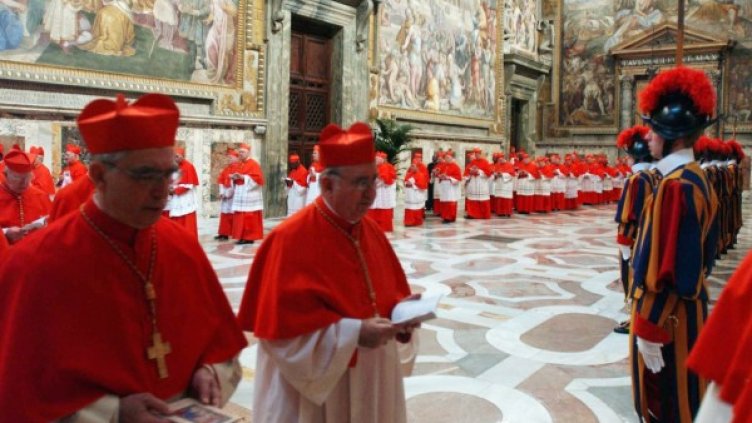 Кардиналите влизат в Сикстинската капела за началото на конклава, април 2005 г. Снимка: архив, Reuters