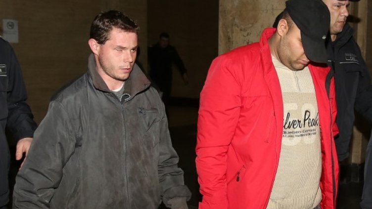 Полицаи водят Емил (д) и Михаил в съдебната зала. Снимка: БТА