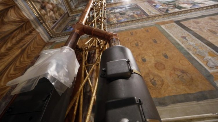 Монтираха комина, над който ще се извие бял дим - знак, че е избран папа. Снимка: Ройтерс