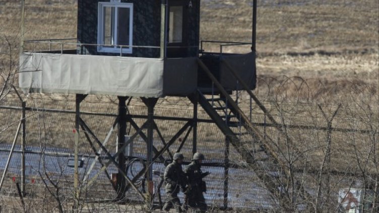 Севернокорейски патрул близо до демилитаризираната зона. Снимка: Reuters