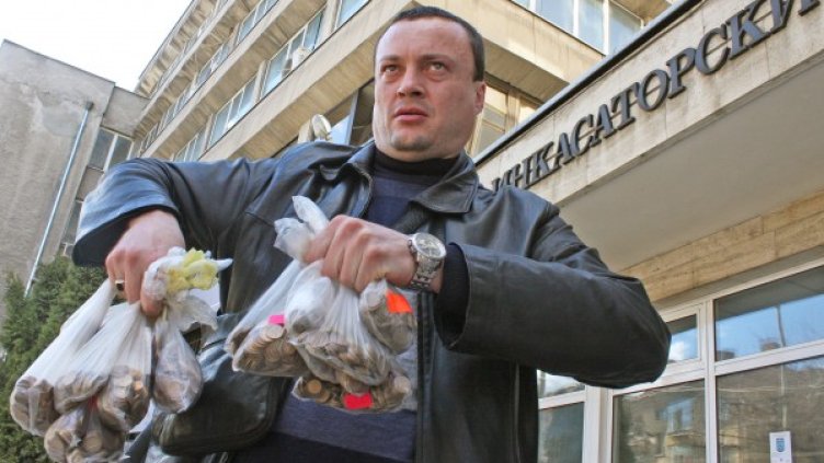 Карагеоргиев с 20-те кила монети Снимка: БТА