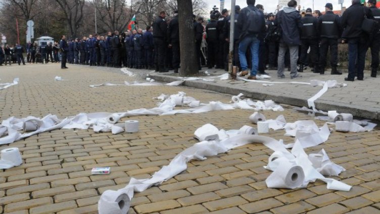 Протестиращи хвърляха тоалетна хартия, преди да влязат в НС. Снимка: Булфото