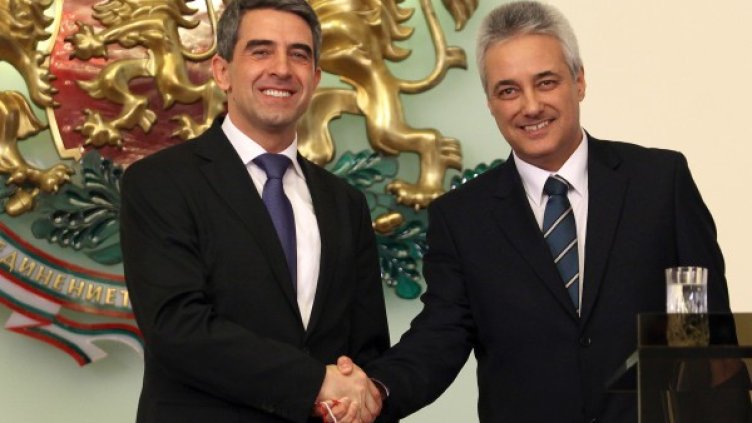 Росен Плевнелиев поздравява служебния премиер Марин Райков. Снимка: БТА