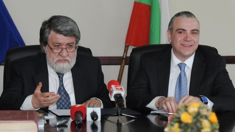 Владимир Пенев пое поста от Вежди Рашидов Снимка: Булфото