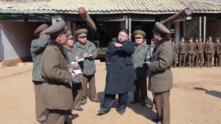 Ким Чен Ун ръководи бойни стрелби. Снимка: Reuters