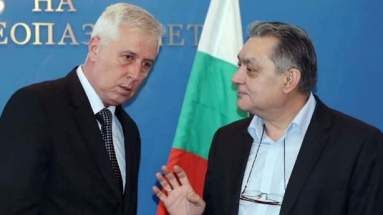 Здравният министър в служебния кабинет проф. Николай Петров (л) и председателят на лекарския съюз д-р Цветан Райчинов (д). Снимка: БТА