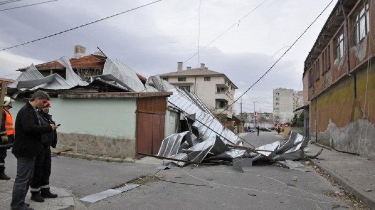 Метален покрив затисна къща при ураганен вятър в Хасково Снимка: Булфото