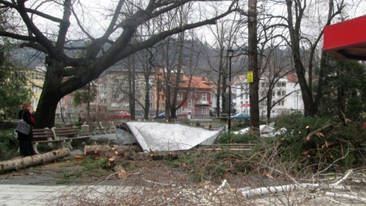 Бурята в Габрово нанесе много щети в града. Снимка: БТА