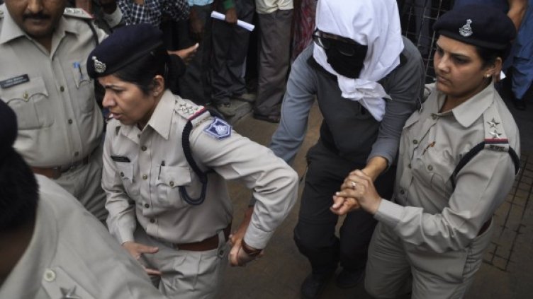 Полицията води швейцарката към болницата Снимка: Reuters