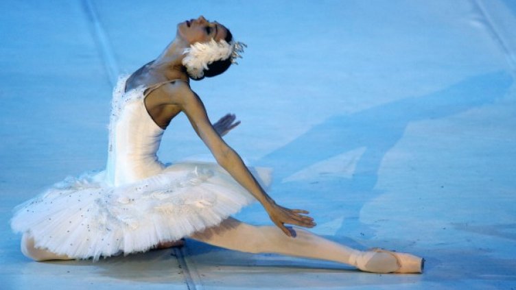 Балерината Елена Андриенко изпълнява сцена от "Лебедово езеро" Снимка: Reuters