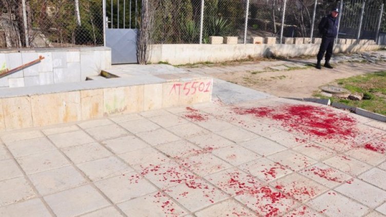 Мястото на инцидента беше оплискано с кръв. Снимка: Булфото