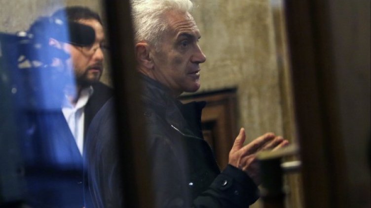 Лидерът на "Атака" Волен Сидеров в опит да влезе в МС. Снимка: БТА