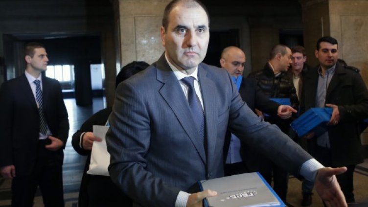 Цветанов внася документите на ГЕРБ за регистрация в ЦИК. Снимка: БТА