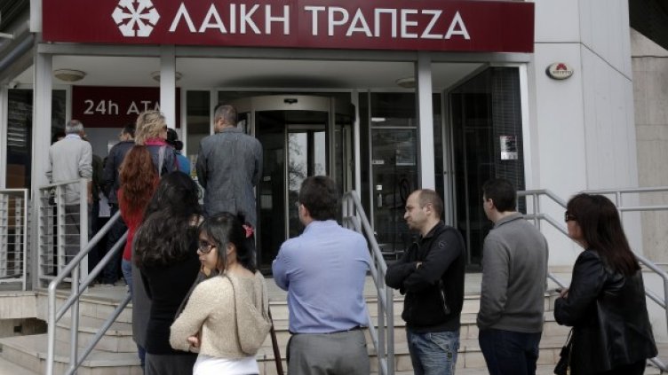 Опашка пред банкомат в Никозия. Снимка: Reuters