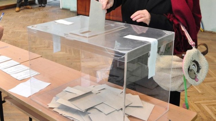 До края на годината ни чакат доста избори, смята Хиджов. Снимка: Булфото