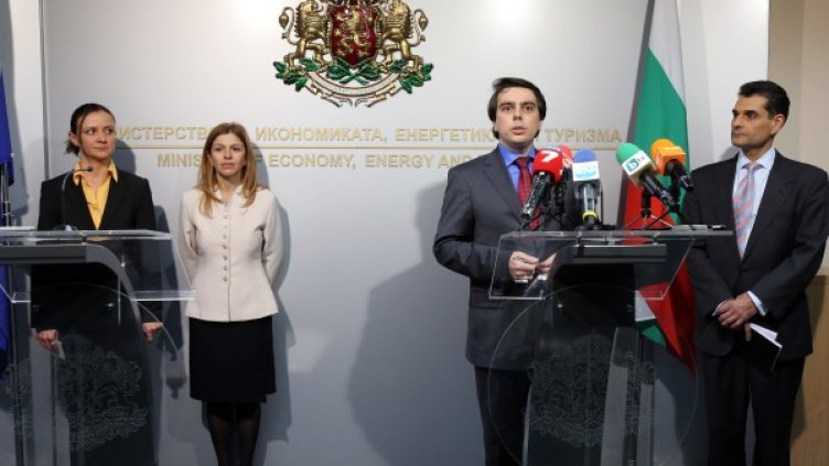 Асен Василев представи екипа си. Снимка: БТА