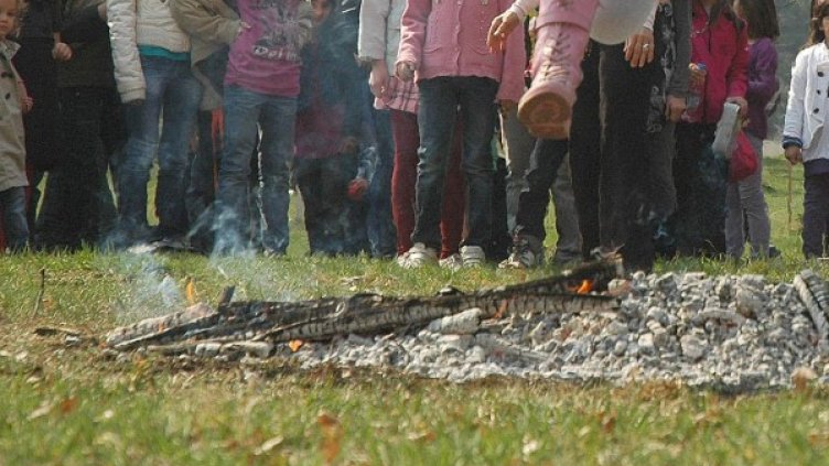 Според народните вярвания се прескачат огньове. Снимка: Булфото