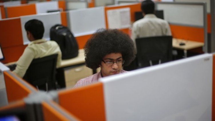 Работещите до късно печелят повече пари. Снимка: Reuters
