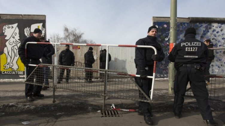 250 полицаи бдят за евентуални демонстрации срещу бутането на част от Берлинската стена. Снимка: Reuters
