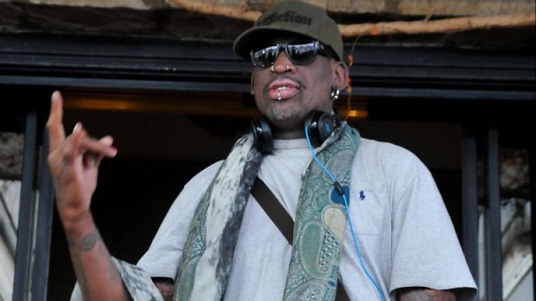 Родман пристига в България. Снимка: Булфото
Денис Родман и Ким Чен Ун с приятелска прегръдка. Снимка: Reuters