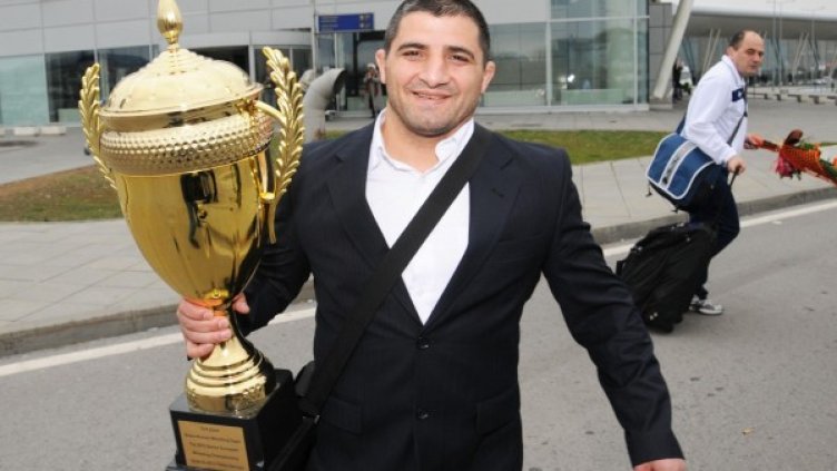 Старши треньорът на националния отбор по борба класически стил Армен Назарян с купата за второ място в отборното класиране на Европейското първенство. Снимка: Булфото