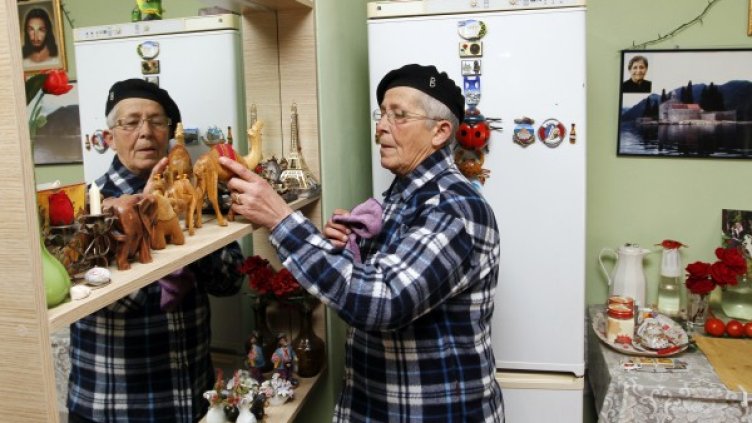 59-годишната Диана Ракипи е станала "заклета девица" на 17-годишна възраст Снимка: Reuters