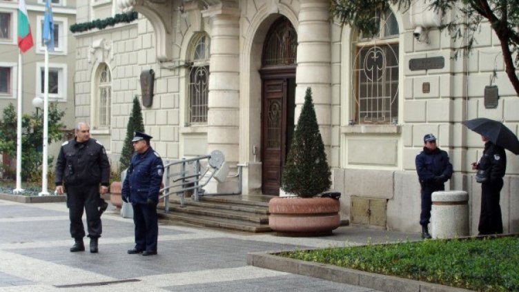 Пред общината има засилено полицейско присъствие. Снимка: Булфото