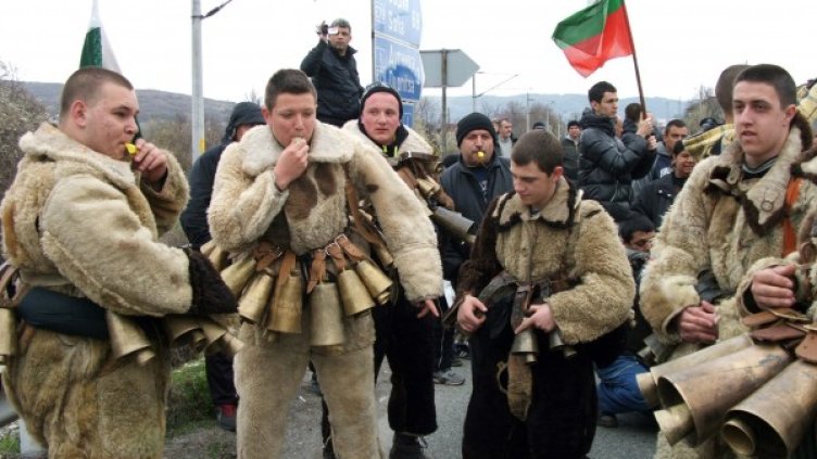 Протестиращи с кукерски костюми. Снимка: БТА