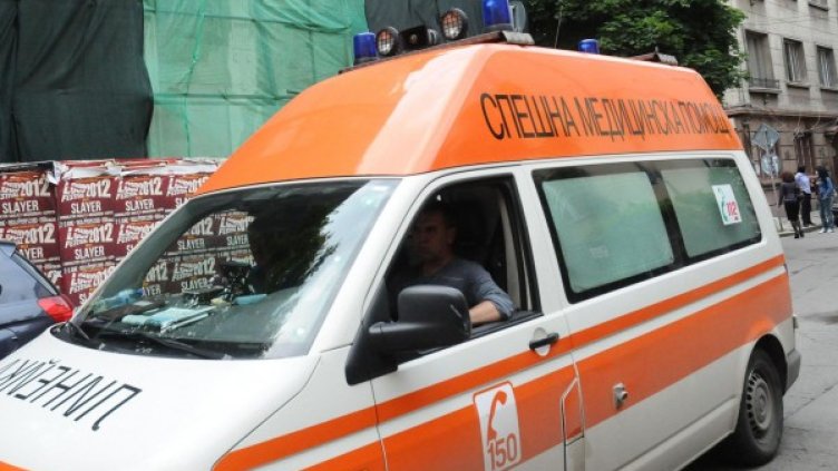 Трупът на жената е транспортиран. Снимка: Булфото