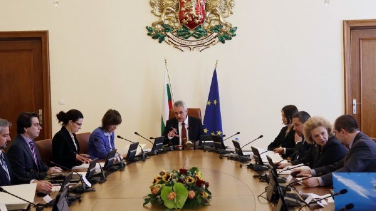 Министрите получиха подарък от Светия синод. Снимка: БТА