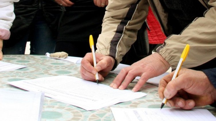 Над 10 хил. души без право на глас фигурират в подписките за регистрацията на партиите. Снимка: Булфото