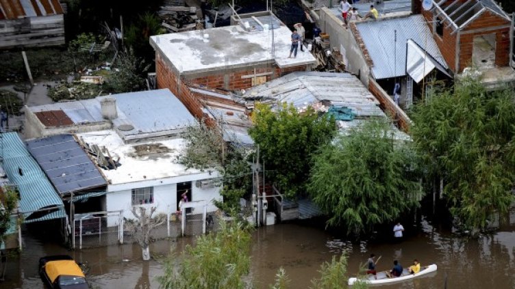 Десетки хора очакват спасители по покривите. Снимка: Reuters