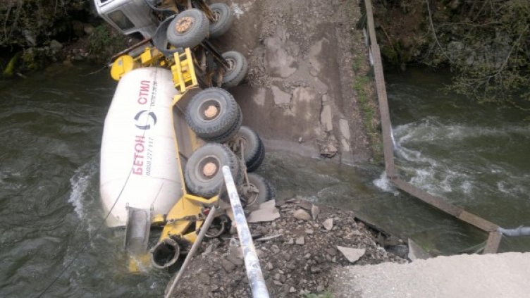 Няма опасност за живота на шофьора. Снимка: Булфото