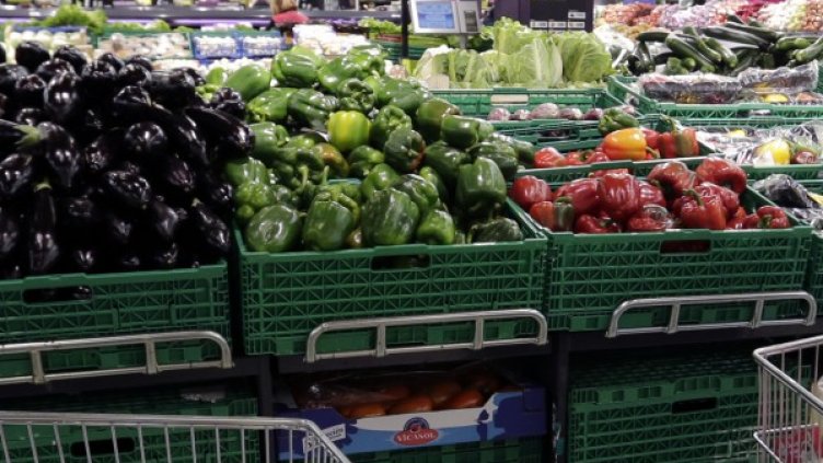 Британката отива към края на деня в супермаркетите, за да купи евтини зеленчуци. Снимка: Reuters