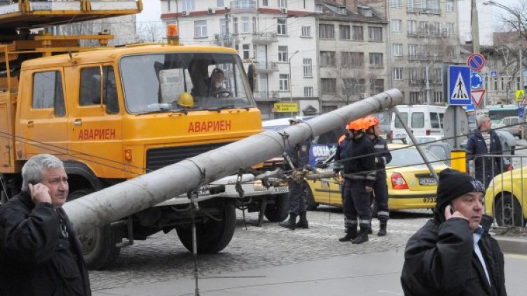 Падналият стълб блокира трафика в едната лента на движение на булевард "Ген. Михаил Д. Скобелев". Снимка: Булфото