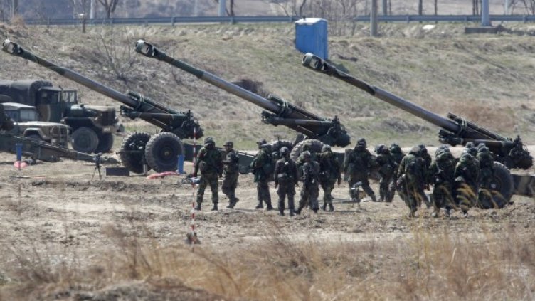 Южнокорейски войници и артилерия. Снимка: Reuters