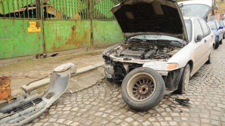 Шофьорка прелетя с колата си над трамвайните релси