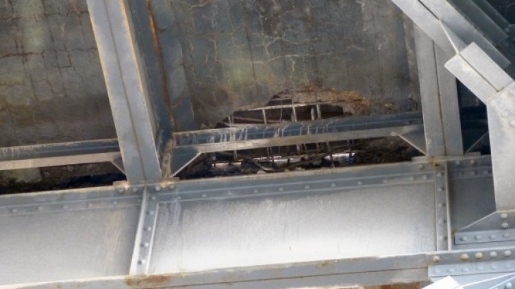 Дупката, заради коят Дунав мост е затворен за тежкотоварни автомобили (над 10 тона). Снимка: БТА