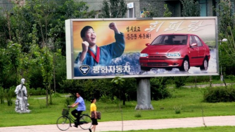 Въпреки че няма производство, както и конкуренция, Pyeonghwa Motors се рекламира. Снимка: Carscoops