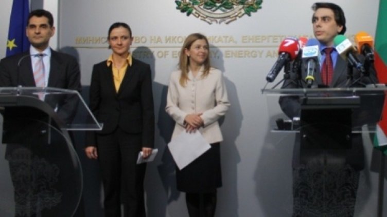 Асен Василев представя екипа си, в който е и Стоянов с ресор "Енергетика". Снимка: МИЕТ