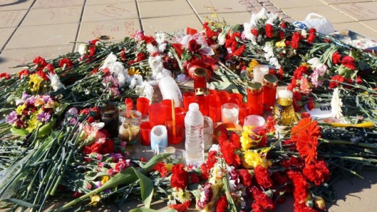 Цветя в памет на Пламен пред община Варна. Снимка: архив, БулФото
