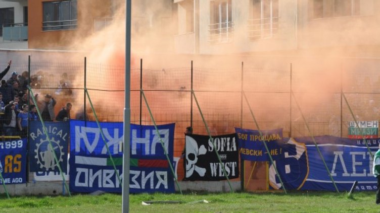 Част от феновете на "Левски", вбесени от поредната издънка на отбора им, опитаха да се саморазправят с футболистите. Снимка: Булфото