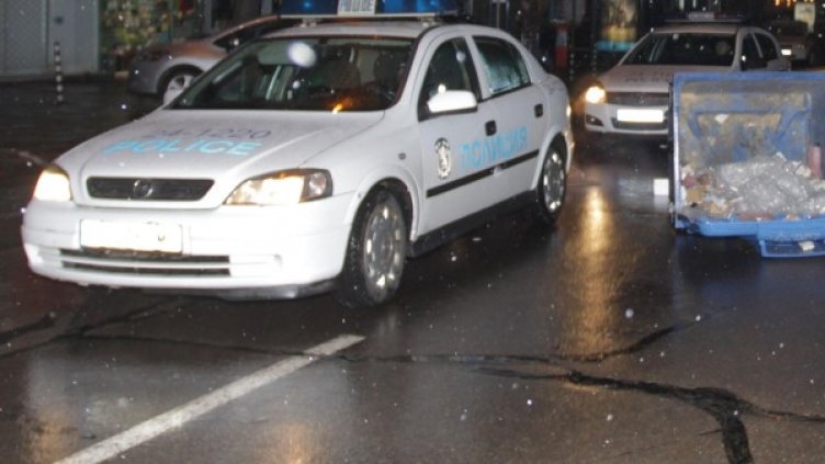 Пияният младеж потрошил стъклата на 3 врати. Снимка: Булфото