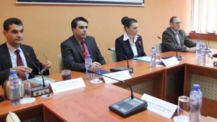 Божан Стоянов (крайният вляво) по време на пресконференция на представители на МИЕТ. Снимка: МИЕТ