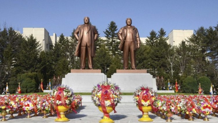 Паметник на Ким Чен Ир и Ким Ир Сен в Пхенян. Снимка: Reuters