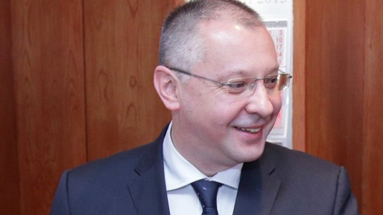 Лидерът на БСП Сергей Станишев се радва на резултатите на проверката. Снимка: БТА