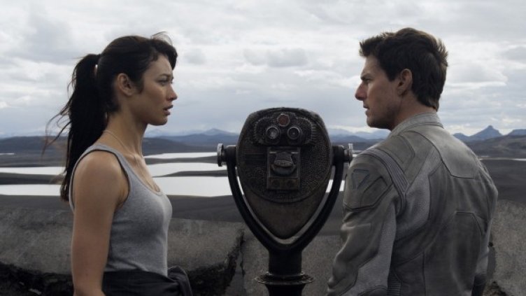 Олга Куриленко и Том Круз в кадър от "Забвение". Снимка: Форум Филм